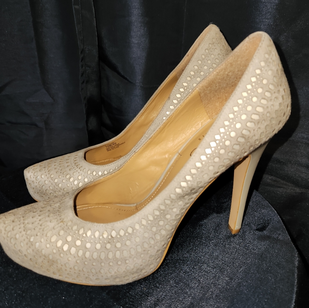 BCBG Paris 'Perdra' gray suede pointed toe perforated platform heels 9.5
